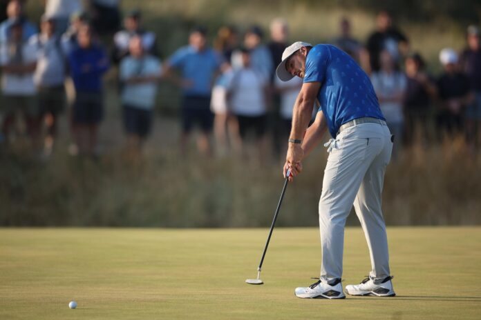 El estadounidense Bryson DeChambeau, este viernes, durante su participación en el Abierto Británico de golf. EFE/ADAM VAUGHAN
