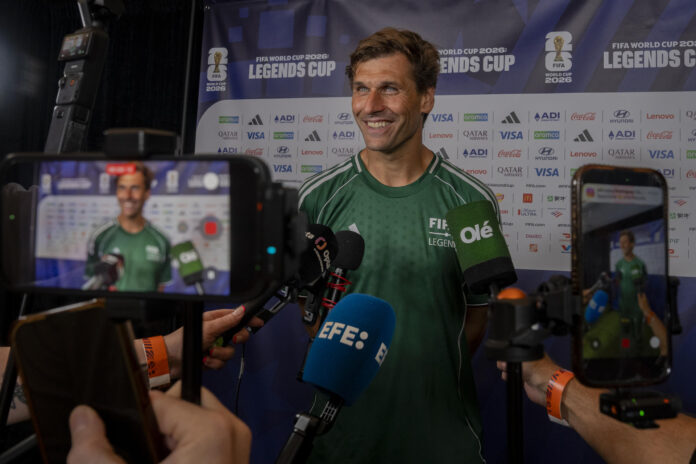 Fernando Llorente, exfutbolista español, habla con los medios durante un evento de Leyendas del Fútbol en el Fan Fest del Mundial de la FIFA 2026 este viernes, en el Rockefeller Center en Nueva York (EE.UU.). EFE/ Ángel Colmenares
