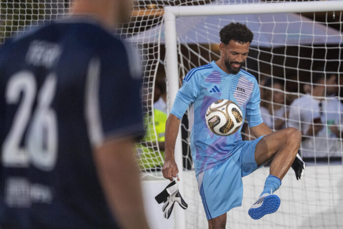 Vozinha, de Cabo Verde, controla un balón durante un evento de Leyendas del Fútbol en el Fan Fest del Mundial de la FIFA 2026 este viernes, en el Rockefeller Center en Nueva York (EE.UU.). EFE/ Ángel Colmenares
