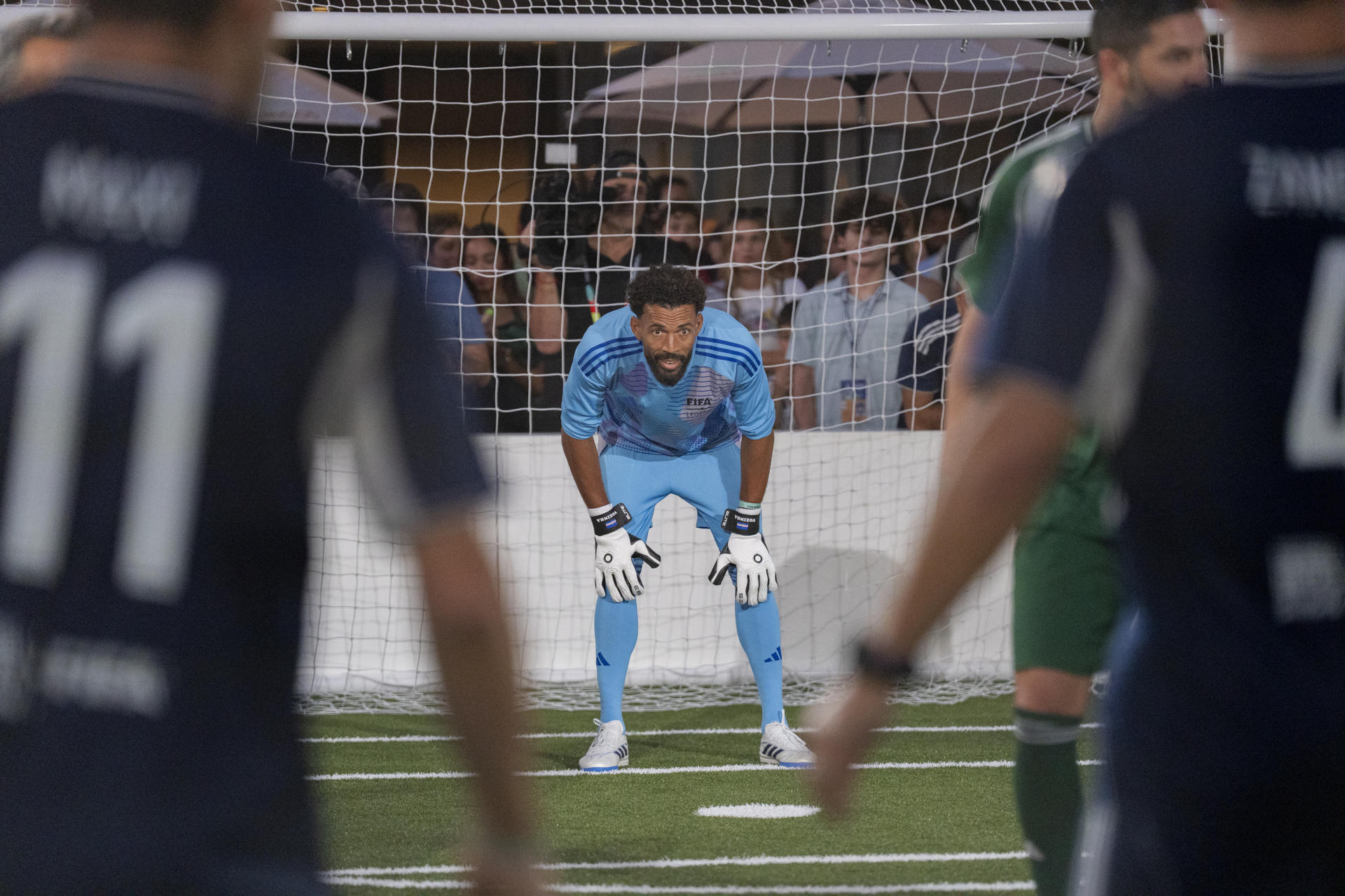 Vozinha (c), de Cabo Verde, se prepara para atajar en un evento de Leyendas del Fútbol en el Fan Fest del Mundial de la FIFA 2026 este viernes, en el Rockefeller Center en Nueva York (EE.UU.). EFE/ Ángel Colmenares