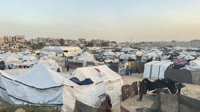 Imagen de archivo de un campamento de desplazados de la Franja de Gaza, ubicado en Jan Yunis (sur del enclave). EFE/ Ahmad Awad
