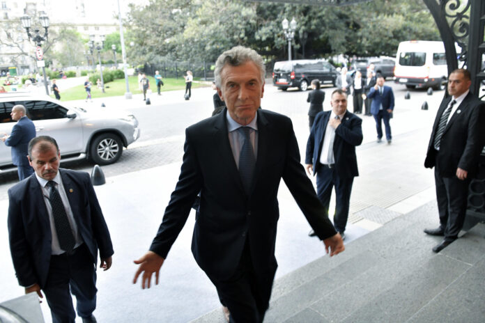 Fotografía de archivo del 24 de octubre de 2025, en la que puede verse al expresidente de Argentina Mauricio Macri (c) en Buenos Aires. EFE/ STR
