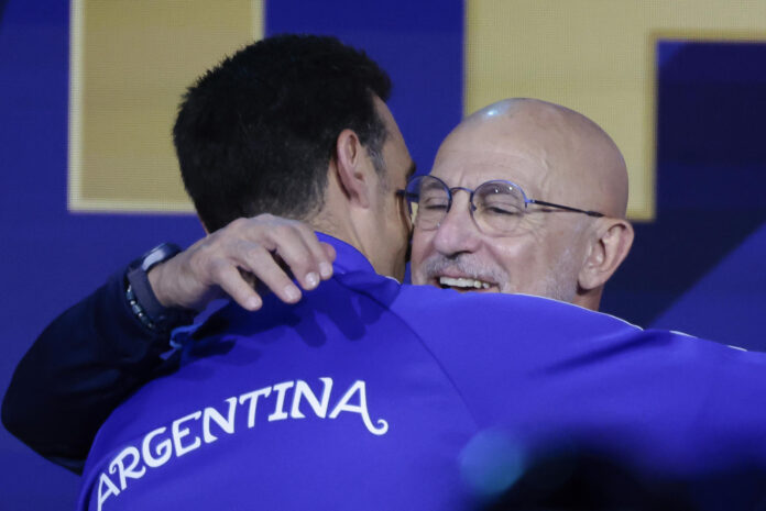 Scaloni y Luis de la Fuente se abrazan en un acto conjunto en Nueva York antes de la final. EFE/ Lavandeira Jr
