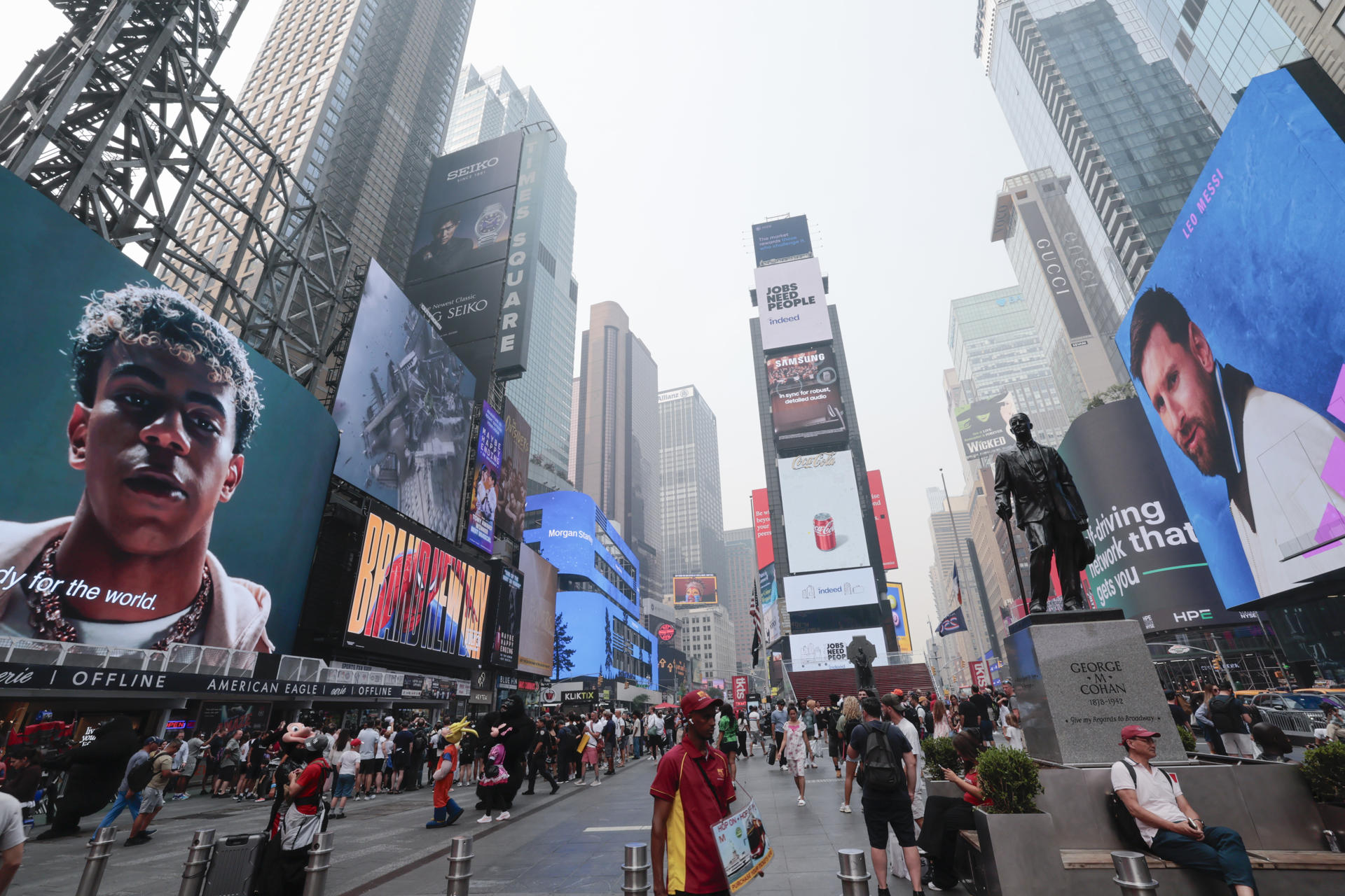 Imágenes de Lamine Yamal y Lionel Messi en Times Square, en Nueva York. EFE/Lavandeira jr