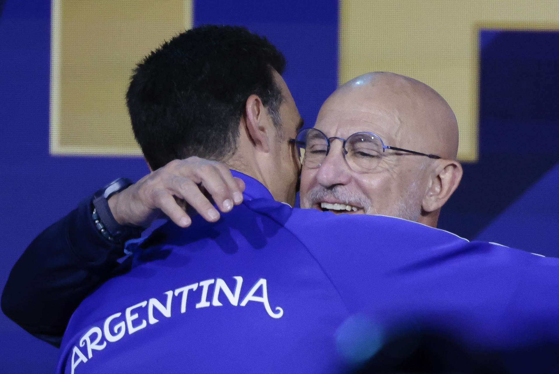 El seleccionador español de fútbol, Luis de la Fuente (d), abraza a su homólogo argentino, Lionel Scaloni (i), este viernes, durante una rueda de prensa conjunta, previa a la final del Mundial 2026. EFE/ Lavandeira Jr