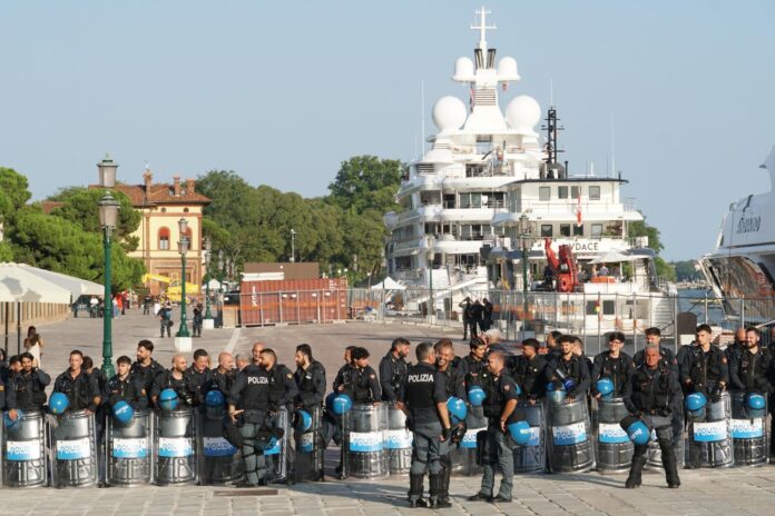 Agentes de policía esperan en Venecia la llegada de manifestantes contra el 'crucero diplomático' que ha organizado el embajador de EE.UU. en Italia,Tilman Fertitta, por los 250 años de independencia de su país. EFE/EPA/ANDREA MEROLA
