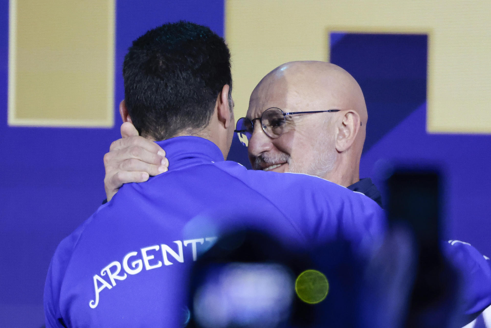 Lionel Scaloni (de espalda) y Luis de la Fuente (d), los arquitectos de las campañas victoriosas de Argentina y España en el Mundial. EFE/ Lavandeira Jr