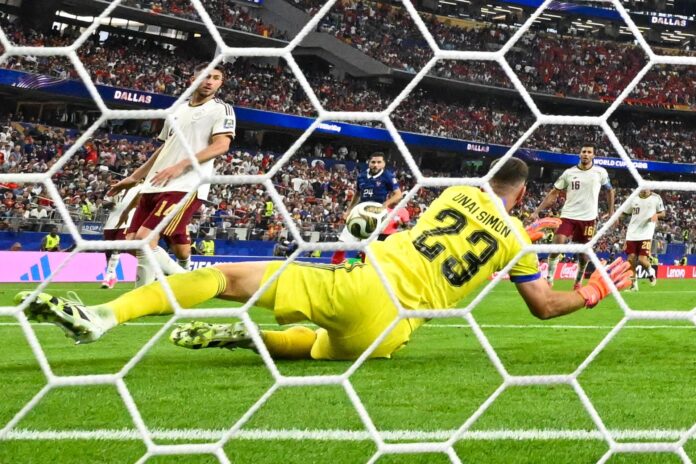 Unai Simon hace una parada en las semifinales ante Francia. EFE/EPA/ALBERT PENA
