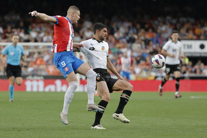 Fotografía de archivo del 19 de mayo de 2024, en la que puede verse al defensa turco del Valencia Cenk Ozkacar (d), durante un partido. EFE / Manuel Bruque

