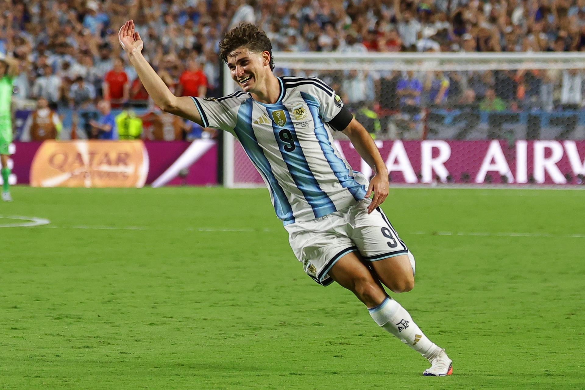 Julián Álvarez llega a su segunda final mundialista con nuevo rol en Argentina. Archivo: EFE/EPA/CHRISTOPHER NEUNDORF