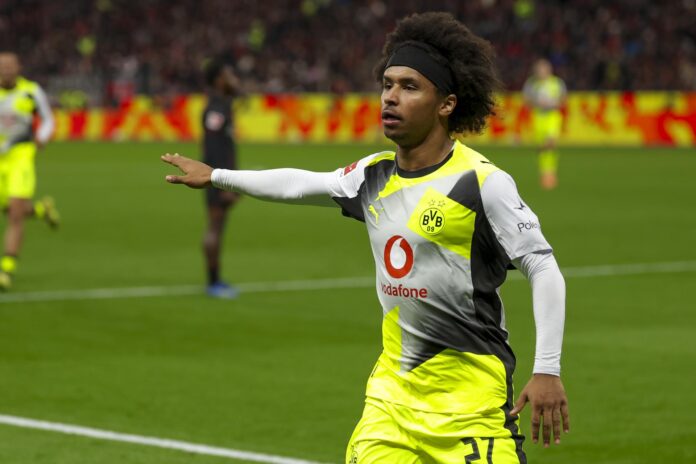 Fotografía de archivo del 29 de noviembre de 2025, en la que puede verse al futbolista Karim Adeyemi, entonces con la camiseta del Borussia Dortmund, durante un partido. EFE/CHRISTOPHER NEUNDORF
