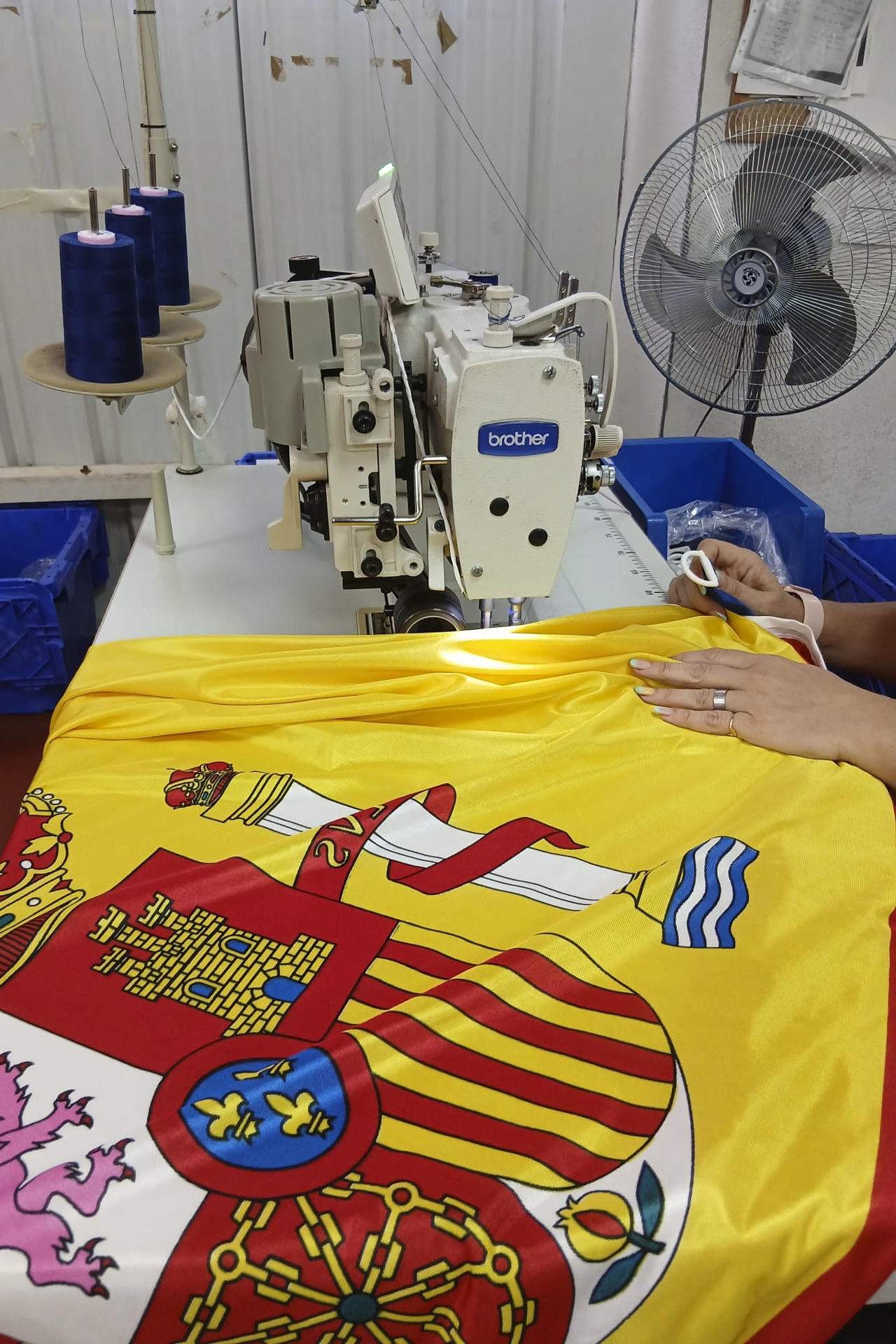 El Mundial ha disparado la venta de banderas en España, con fabricantes aumentando e, incluso, "más que doblando" la producción para responder a la demanda de empresas o ayuntamientos, que se ha incrementado a medida que la selección ha ido avanzando eliminatorias. EFE/Screen and Digital Printing - *Sólo uso editorial*