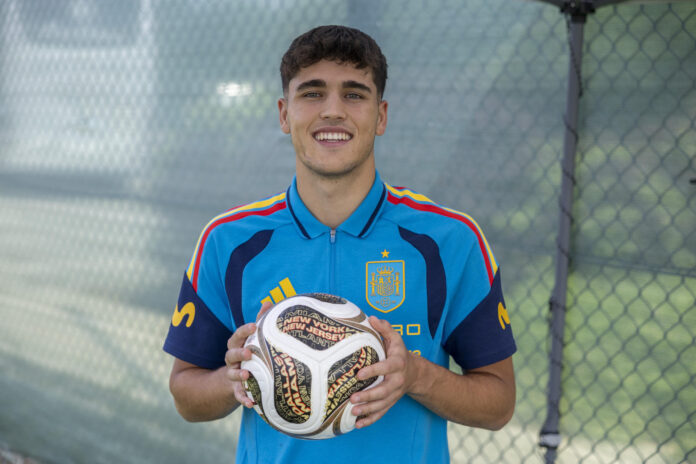El jugador de la selección española Pau Cubarsí posa durante la entrevista con EFE en la concentración del equipo antes de la final del domingo frente a Argentina. EFE/Lavandeira jr
