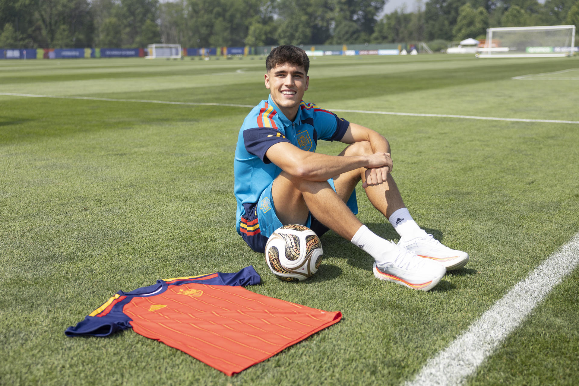 El jugador de la selección española Pau Cubarsí posa durante la entrevista con EFE en la concentración del equipo antes de la final del domingo frente a Argentina. EFE/Lavandeira jr