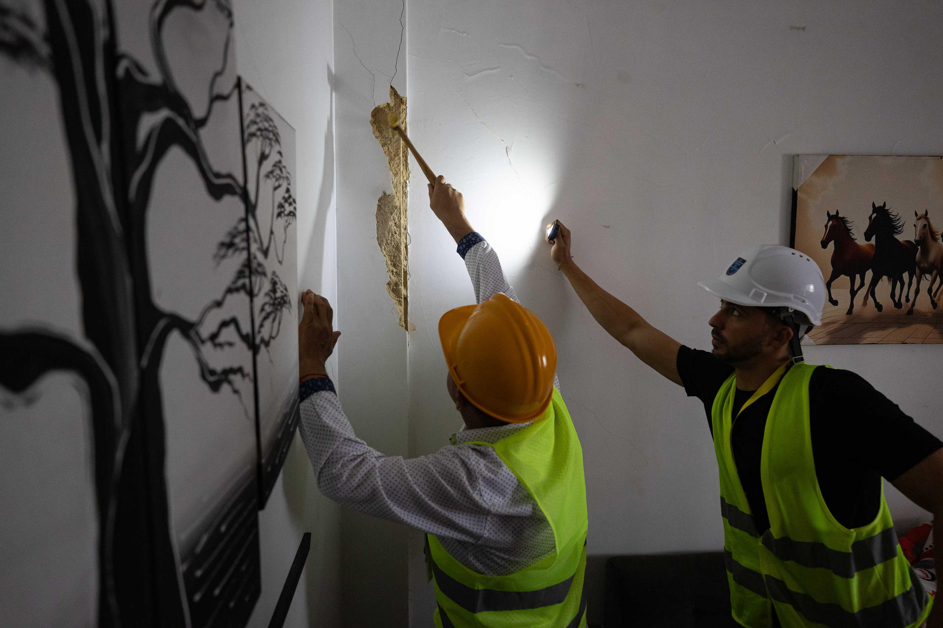 Ingenieros inspeccionando un edificio afectado por los dos terremotos en Caracas (Venezuela). EFE/ Ronald Peña R