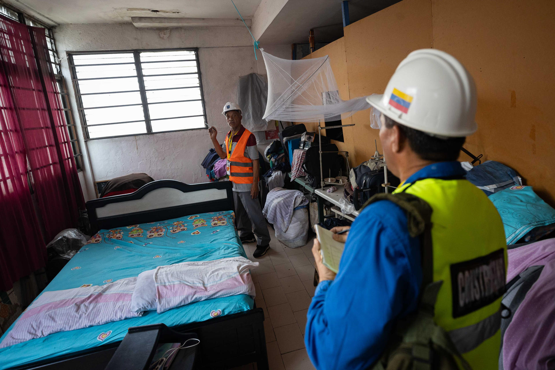 Ingenieros inspeccionando un edificio afectado por los dos terremotos en Caracas (Venezuela). EFE/ Ronald Peña R