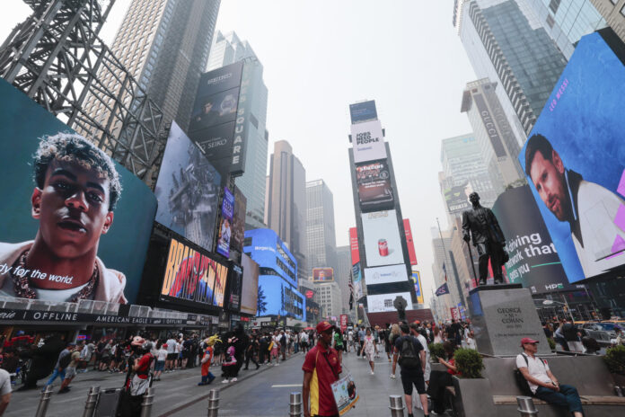 El español Lamine Yamal y el argentino Leo Messi tomaron las grandes pantallas de Times Square . EFE/Lavandeira jr
