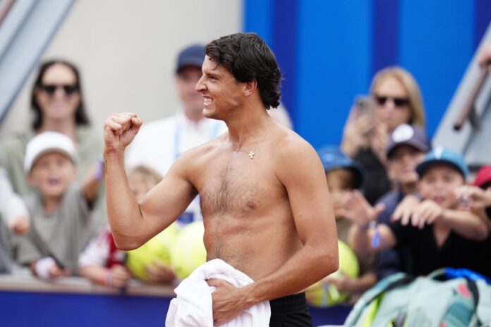 El italiano Luciano Darderi en la final ante el paraguayo Adolfo Daniel Vallejo,en el torneo de Bastad.EFE/EPA/Björn Larsson Rosvall
