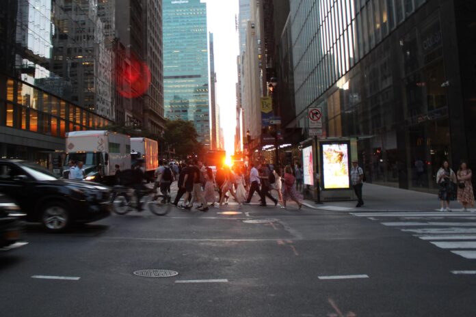 Fotografía de la puesta de sol entre edificios en una calle de Manhattan en Nueva York (EEUU). Fotografía de archivo. EFE/ Sarah Yáñez-Richards
