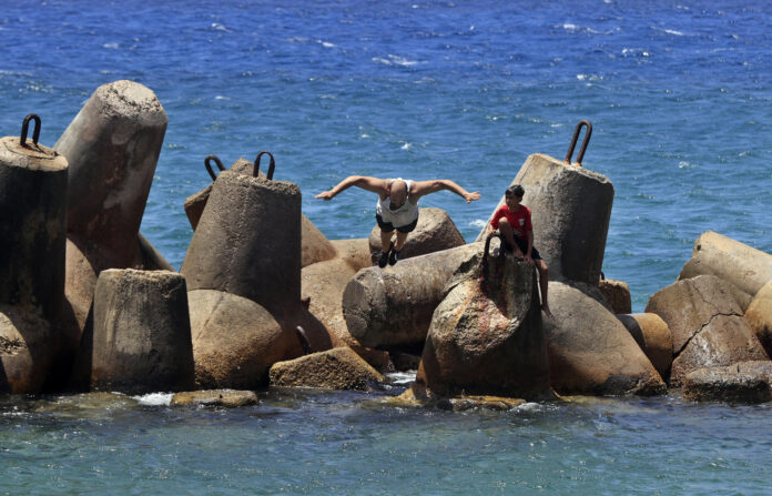 Una persona salta al mar en La Habana (Cuba). EFE/ Ernesto Mastrascusa
