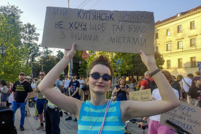 Una joven ucraniana participa en Leópolis en la manifestación para pedir la dimisión del comandante del ejército, Oleksandr Sirski. EFE/ Rostyslav Averchuk
