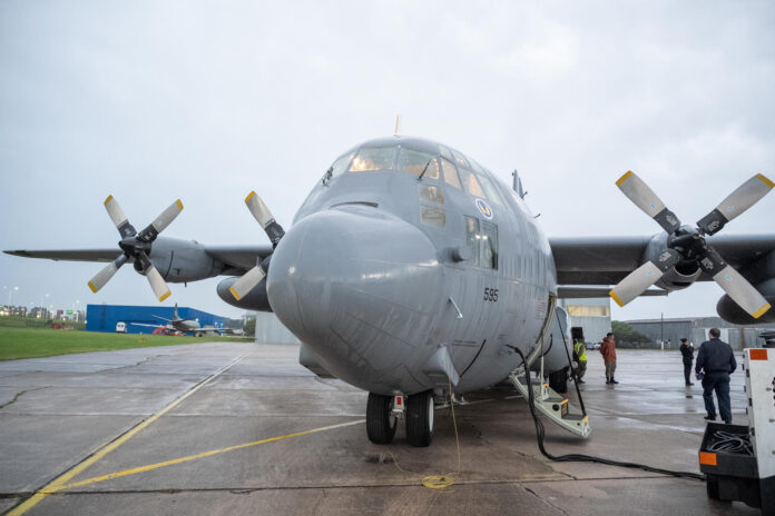 Fotografía cedida este sábado por Presidencia de Uruguay que muestra el avión cargado con la ayuda humanitaria que fue enviada a Venezuela este sábado en Montevideo (Uruguay). EFE/Presidencia de Uruguay
