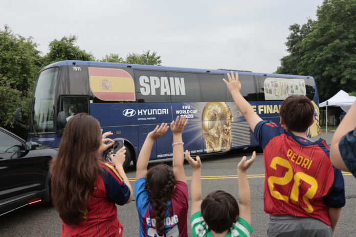 El autobús de la selección española sale del Melanie Lane Training Ground EFE/ Lavandeira Jr.
