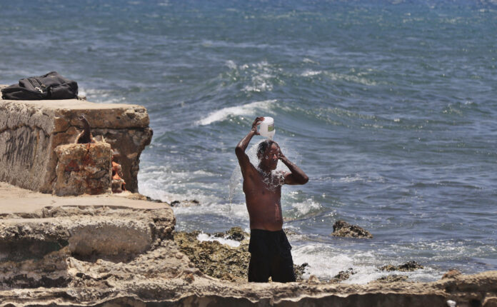 La Habana, 18 jul (EFE).- Una persona se refresca en el mar. La llegada del verano en Cuba se convierte en una prueba de resistencia para las familias que -en medio de los prolongados apagones, la escasez de alimentos y transporte, y las limitadas opciones para el disfrute- buscan en las playas al oeste de La Habana un pequeño alivio al intenso calor y a la grave crisis que vive el país.
“Opciones muy pocas; pero qué vamos a hacer, no podemos coger para otro lado. Aquí EFE/ Ernesto Mastrascusa
