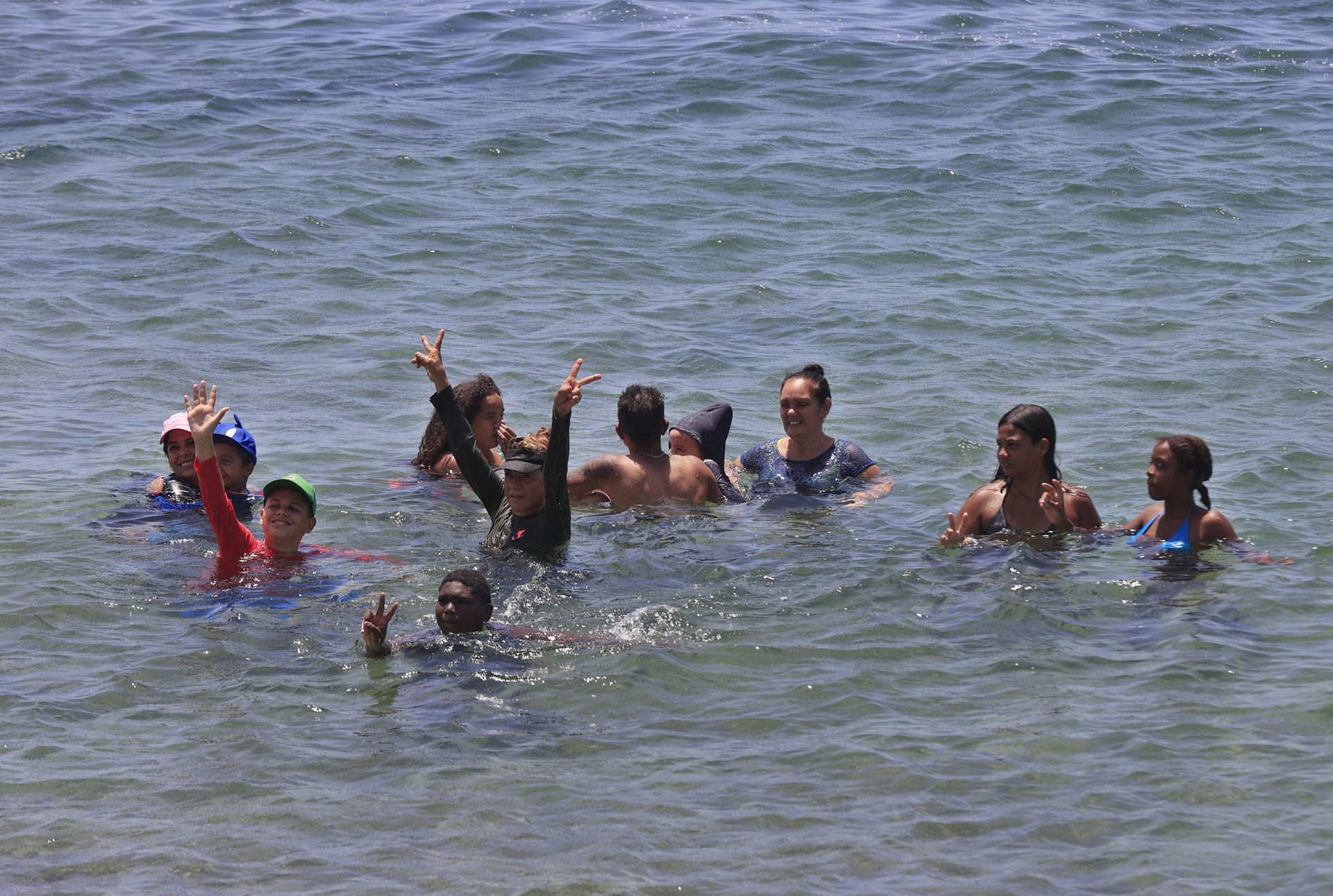 LA HABANA (CUBA), 18/07/2026.- Personas nadan en el mar este miércoles en La Habana (Cuba). La llegada del verano en Cuba se convierte en una prueba de resistencia para las familias que -en medio de los prolongados apagones, la escasez de alimentos y transporte, y las limitadas opciones para el disfrute- buscan en las playas al oeste de La Habana un pequeño alivio al intenso calor y a la grave crisis que vive el país. EFE/ Ernesto Mastrascusa