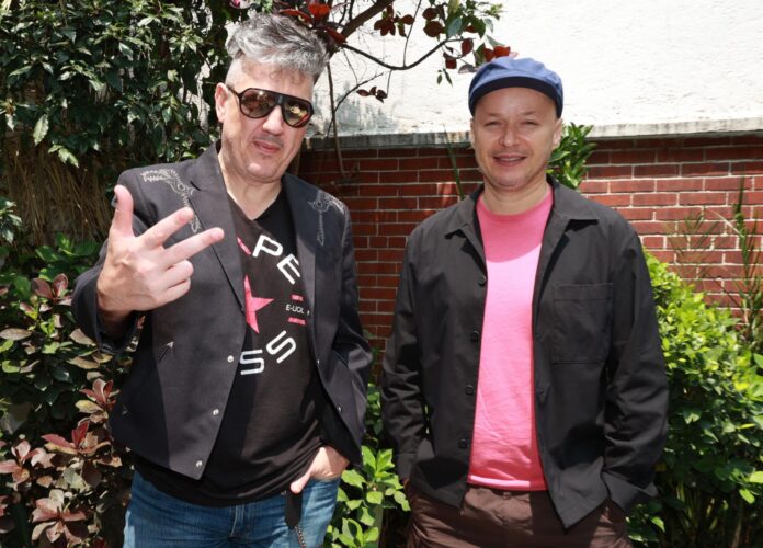 Los integrantes del grupo Plastilina Mosh, Jonás González (i) y Alejandro Rosso (d) posan al termino de una entrevista con EFE este viernes, en la Ciudad de México (México). EFE/ Mario Guzmán
