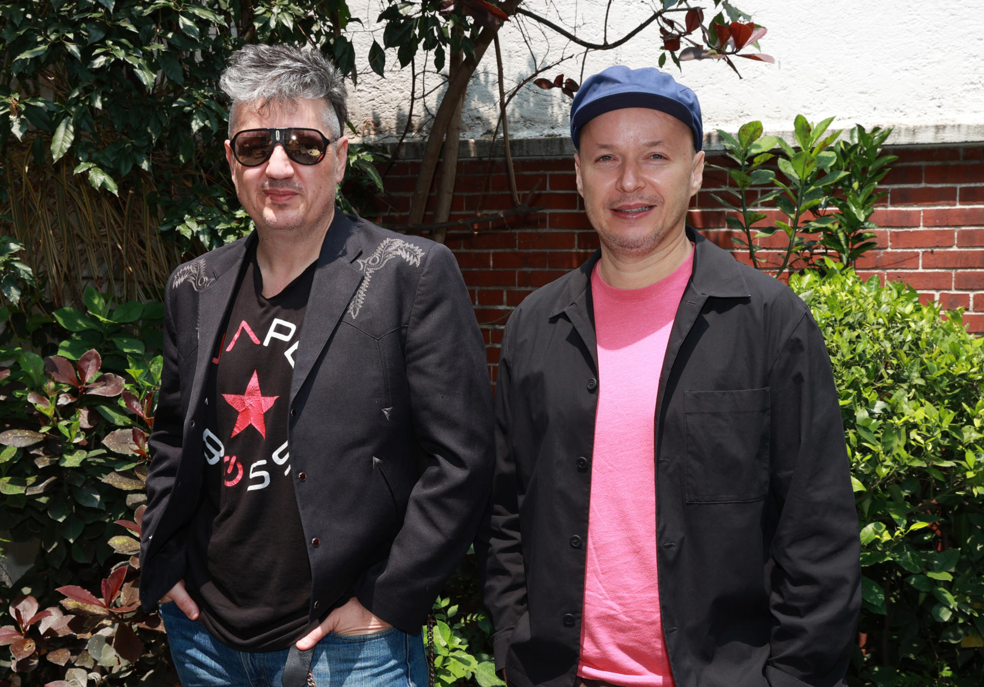 Los integrantes del grupo Plastilina Mosh, Jonás González (i) y Alejandro Rosso (d) posan al termino de una entrevista con EFE este viernes, en la Ciudad de México (México). EFE/ Mario Guzmán
