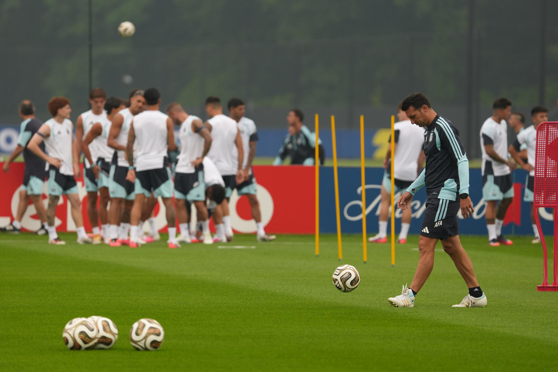 La selección argentina pudo salir este sábado al campo de entrenamiento de la Academia Red Bull en Morristown, aunque el comienzo de una nueva tormenta amenaza con volver a suspenderlo. Así se pone a punto la Albiceleste para la final del Mundial, el domingo frente a España. EFE/Ángel Colmenares