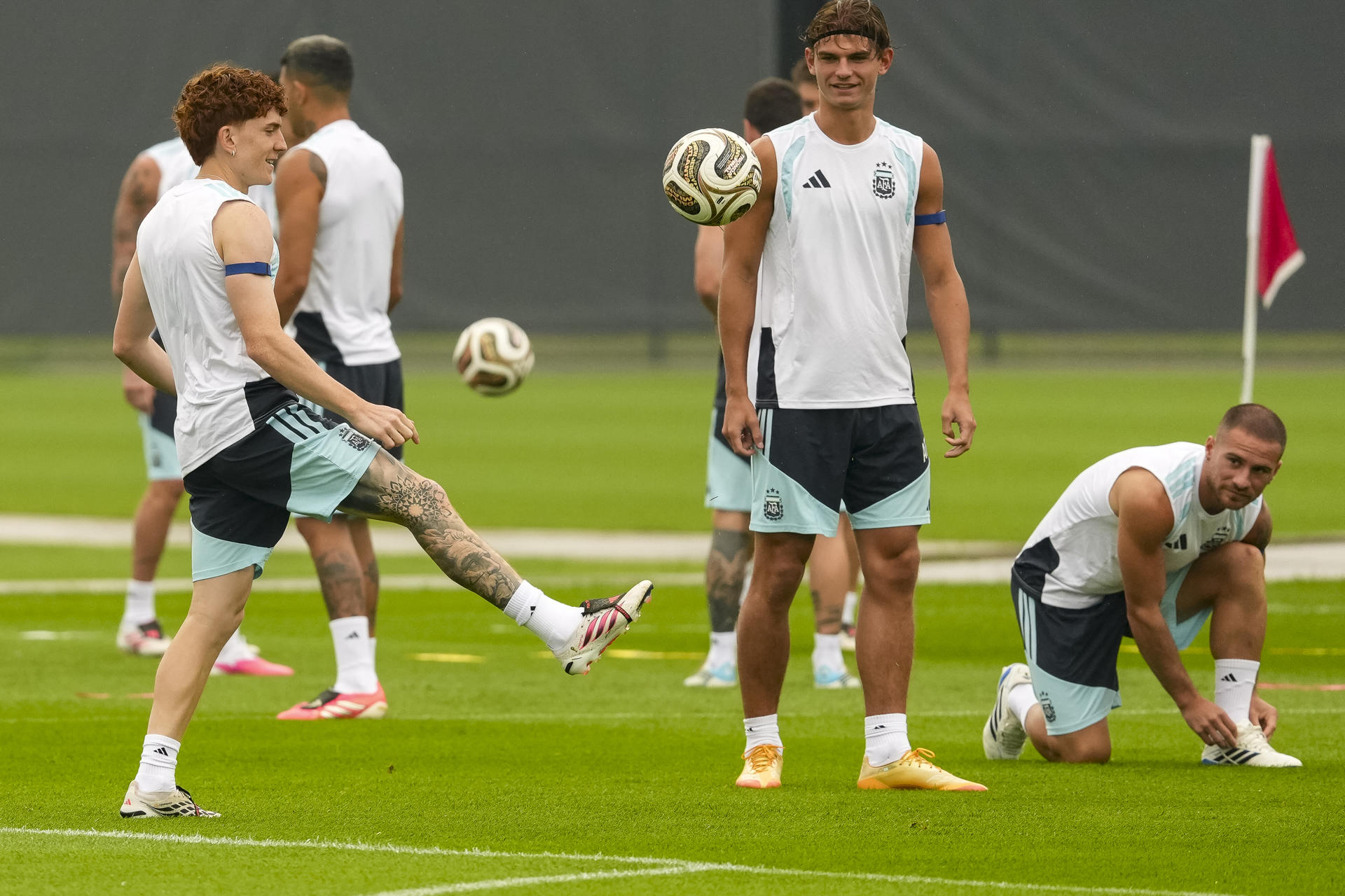La selección argentina pudo salir este sábado al campo de entrenamiento de la Academia Red Bull en Morristown, aunque el comienzo de una nueva tormenta amenaza con volver a suspenderlo. Así se pone a punto la Albiceleste para la final del Mundial, el domingo frente a España. EFE/Ángel Colmenares