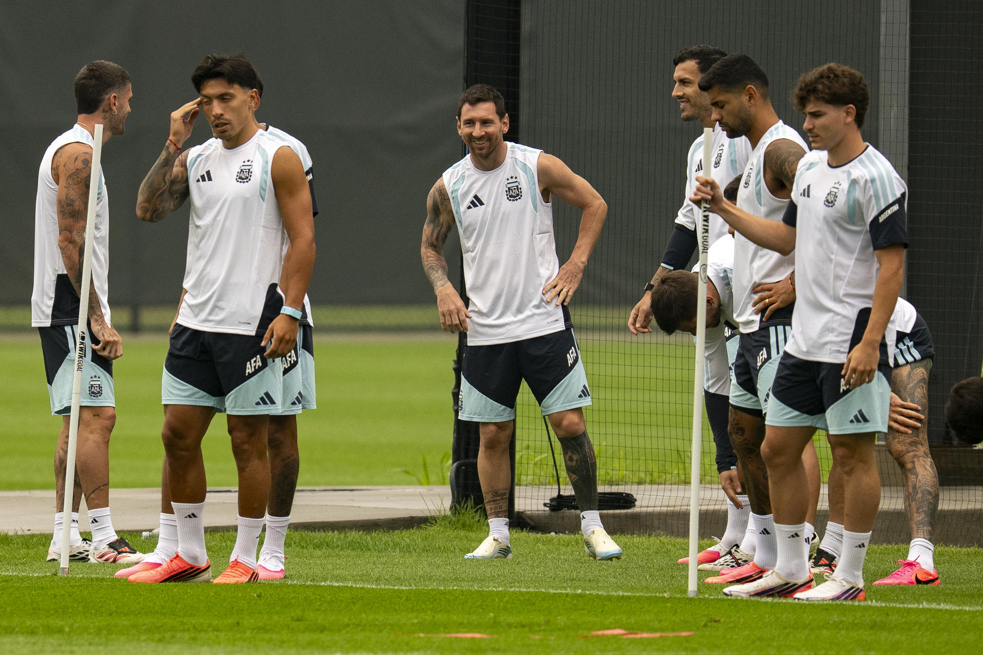 La selección argentina pudo salir este sábado al campo de entrenamiento de la Academia Red Bull en Morristown, aunque el comienzo de una nueva tormenta amenaza con volver a suspenderlo. Así se pone a punto la Albiceleste para la final del Mundial, el domingo frente a España. EFE/Ángel Colmenares