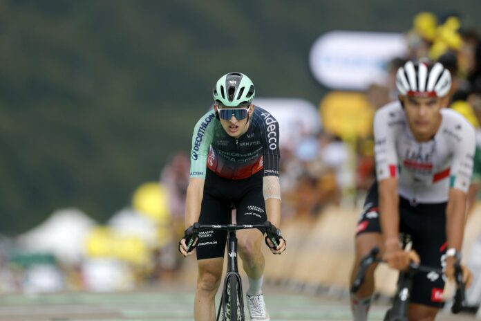 El francés Paul Seixas, del Decathlon CMA CGM Teamy el mexicano Isaac del Toro (d), UAE Team Emirates XRG, con final en Le Markstein Fellering, Francia. EFE/EPA/GUILLAUME HORCAJUELO
