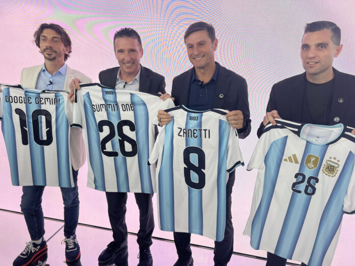 El exfutbolista argentina Javier Zanetti (2-d), el director de marketing de la AFA, Leandro Petersen (d) y el jefe de marketing de Google LATAM, Ramiro Sánchez (i), posan con la camiseta de Argentina durante un evento este sábado en Nueva York. EFE/ Andrea Montolivo
