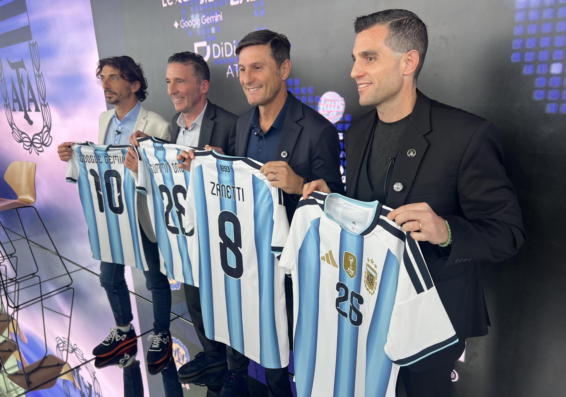 El exfutbolista Javier Zanetti (2-d), el director de marketing de la AFA, Leandro Petersen (d) y el jefe de marketing de Google LATAM, Ramiro Sánchez (i), posan con la camiseta de Argentina durante un evento este sábado en Nueva York. EFE/ Andrea Montolivo
