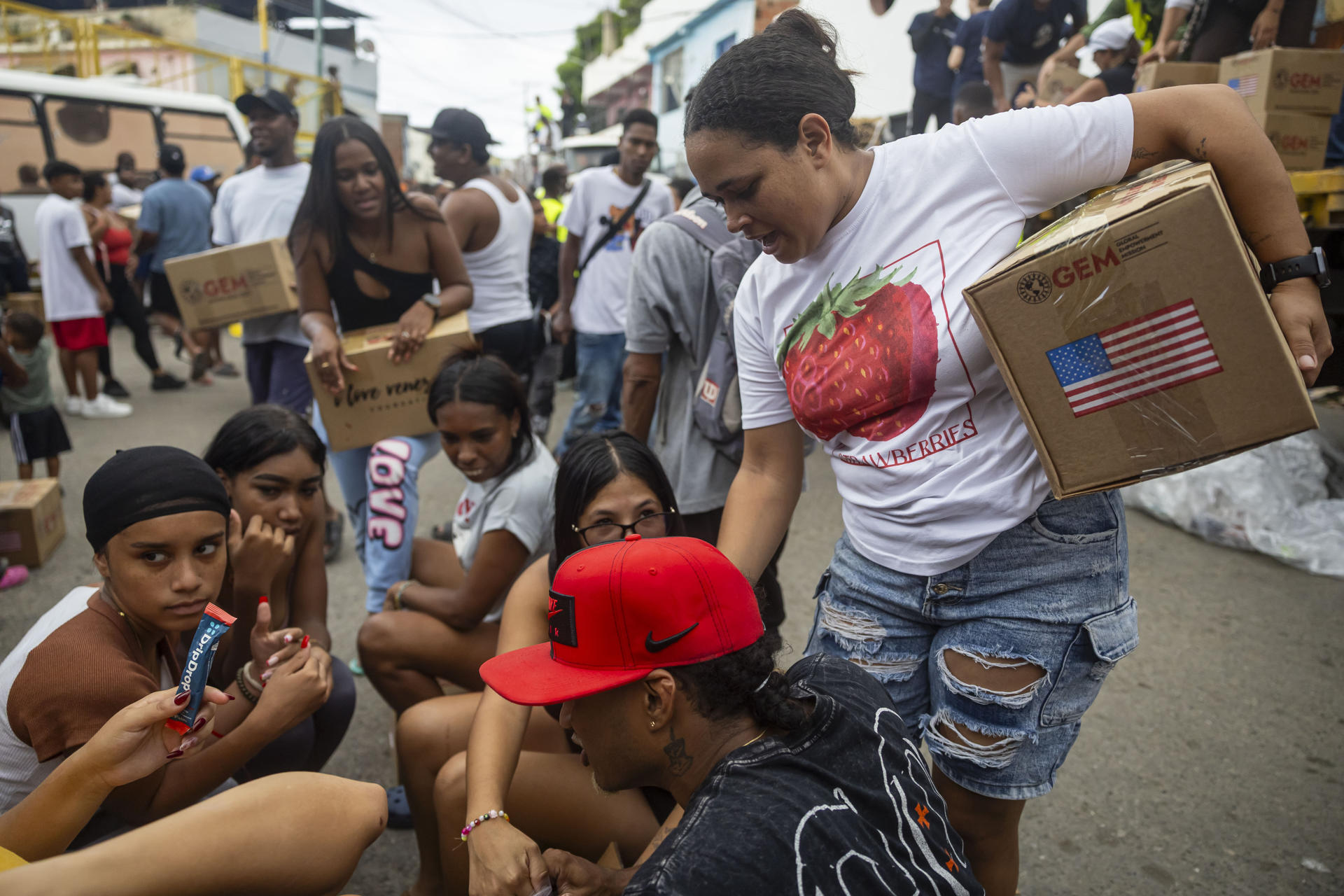 Personas reciben ayuda humanitaria este viernes en Caraballeda (Venezuela). EFE/ Miguel Gutiérrez
