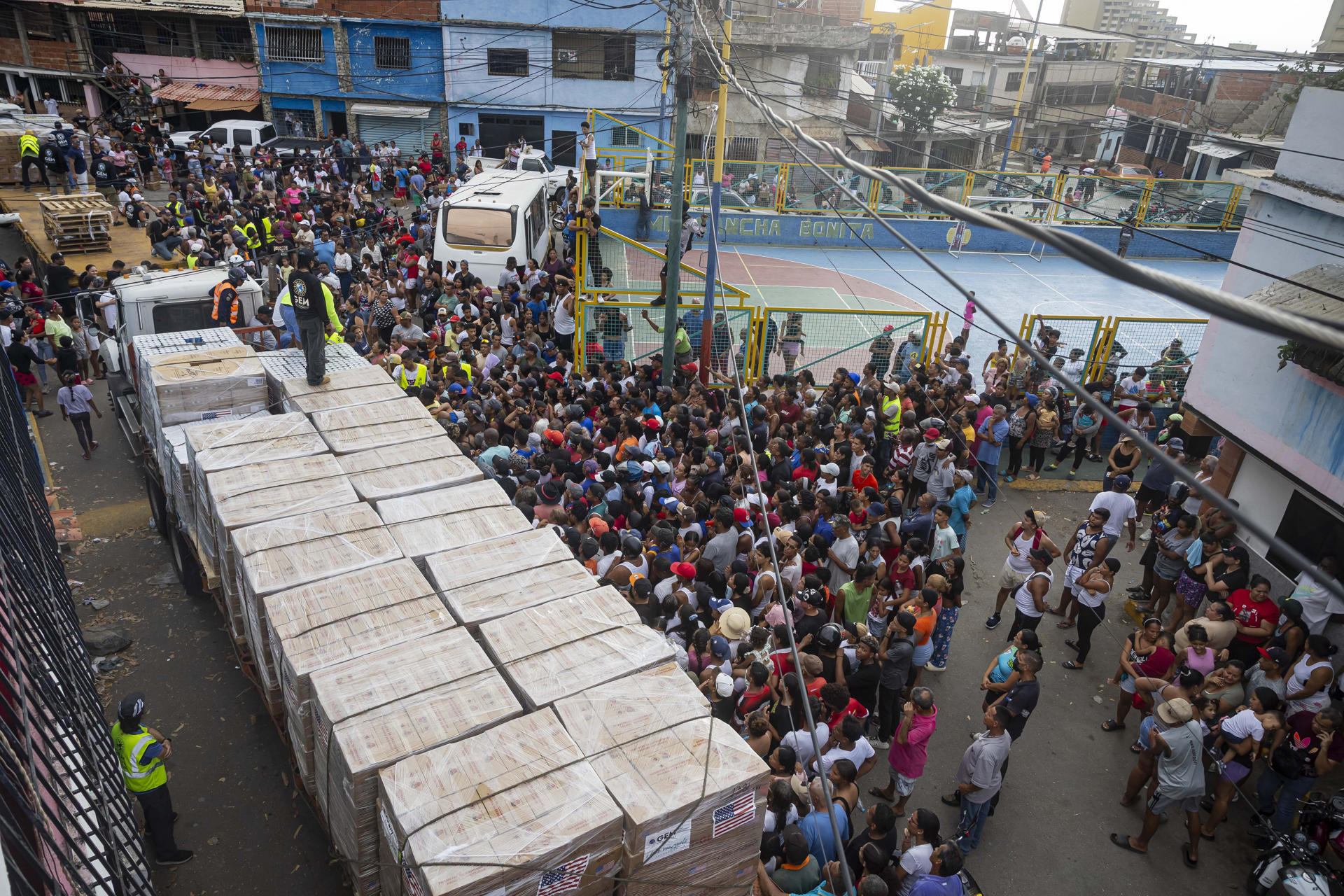 Personas asisten este viernes a una jornada de entrega de ayuda humanitaria a afectados por los terremotos en Caraballeda (Venezuela). EFE/ Miguel Gutiérrez