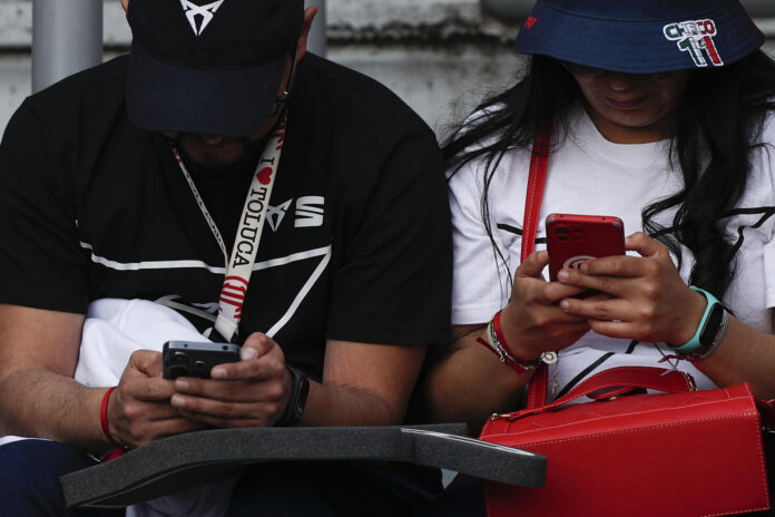 fotografía de archivo de dos personas utilizando sus teléfonos celulares en Ciudad de México (México). EFE/Isaac Esquivel
