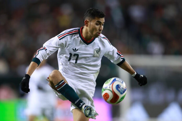 Fotografía de archivo del centrocampista mexicano Orbelín Pineda durante un partido amistoso entre México y Bélgica en el estadio Soldier Field, en Chicago (Estados Unidos). EFE/ Carlos Ramírez
