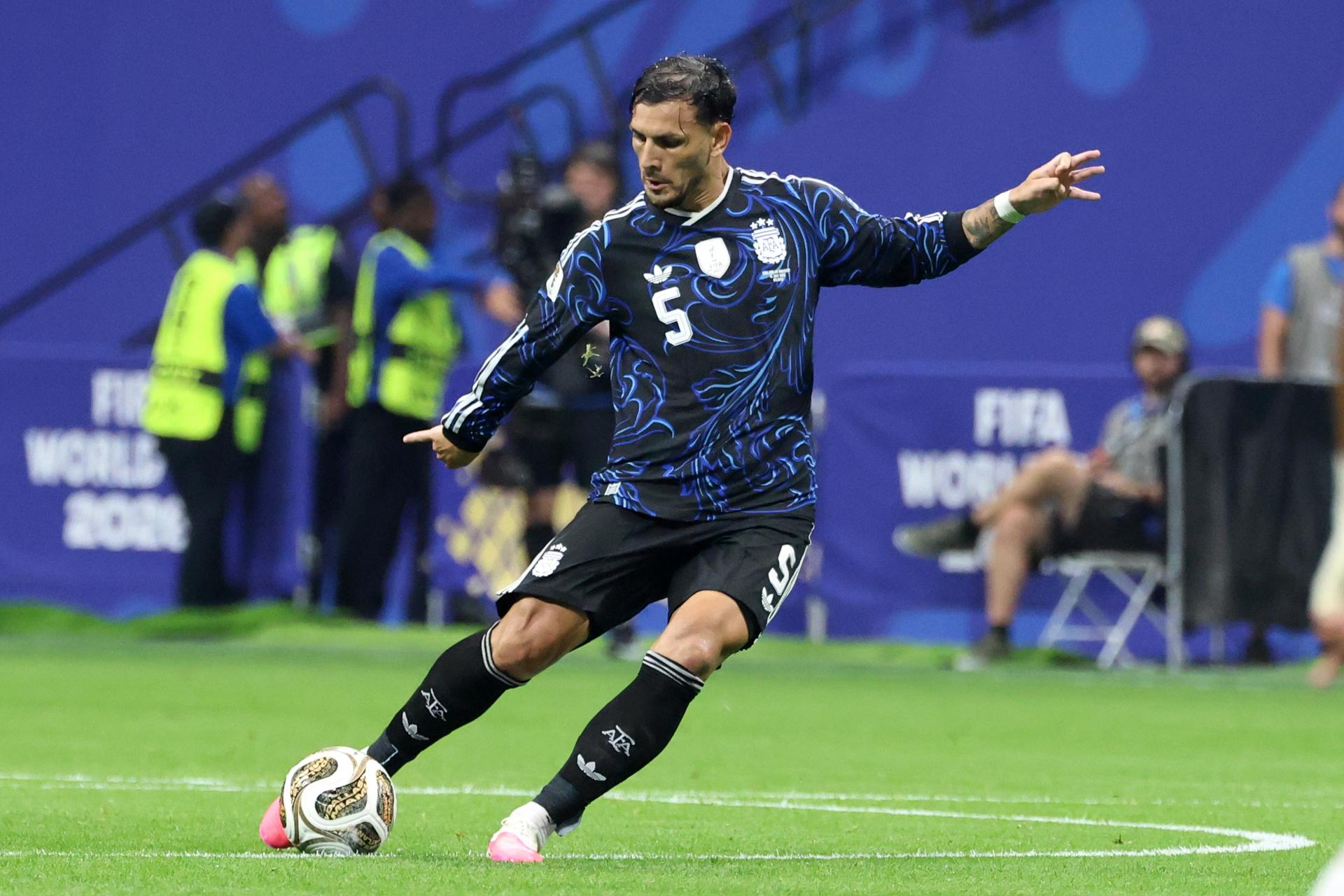 Fotografía del 15 de julio de 2026 en la que se observa a Leandro Paredes, de Argentina, en acción durante el partido de semifinales del Mundial 2026 entre Inglaterra y Argentina en Atlanta, Georgia (EE.UU.). EFE/OLGA FEDOROVA