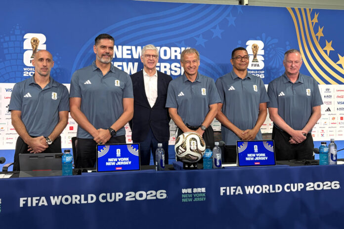 El integrante del Grupo de Estudio Técnico de la FIFA Pablo Zabaleta (i), el director del grupo, Pascal Zuberbühler (2i); el jefe de Desarrollo de Fútbol Global de la FIFA, Arsène Wenger (ci); el miembro del Grupo de Estudio Técnico de la FIFA Jürgen Klinsmann (cd), y los integrante del Grupo de Estudio Técnico de la FIFA Gilberto Silva (2d) y Michael O’Neill (d) posan durante una rueda de prensa en East Rutherford (EE.UU.). EFE/Jan Téllez Asensio
