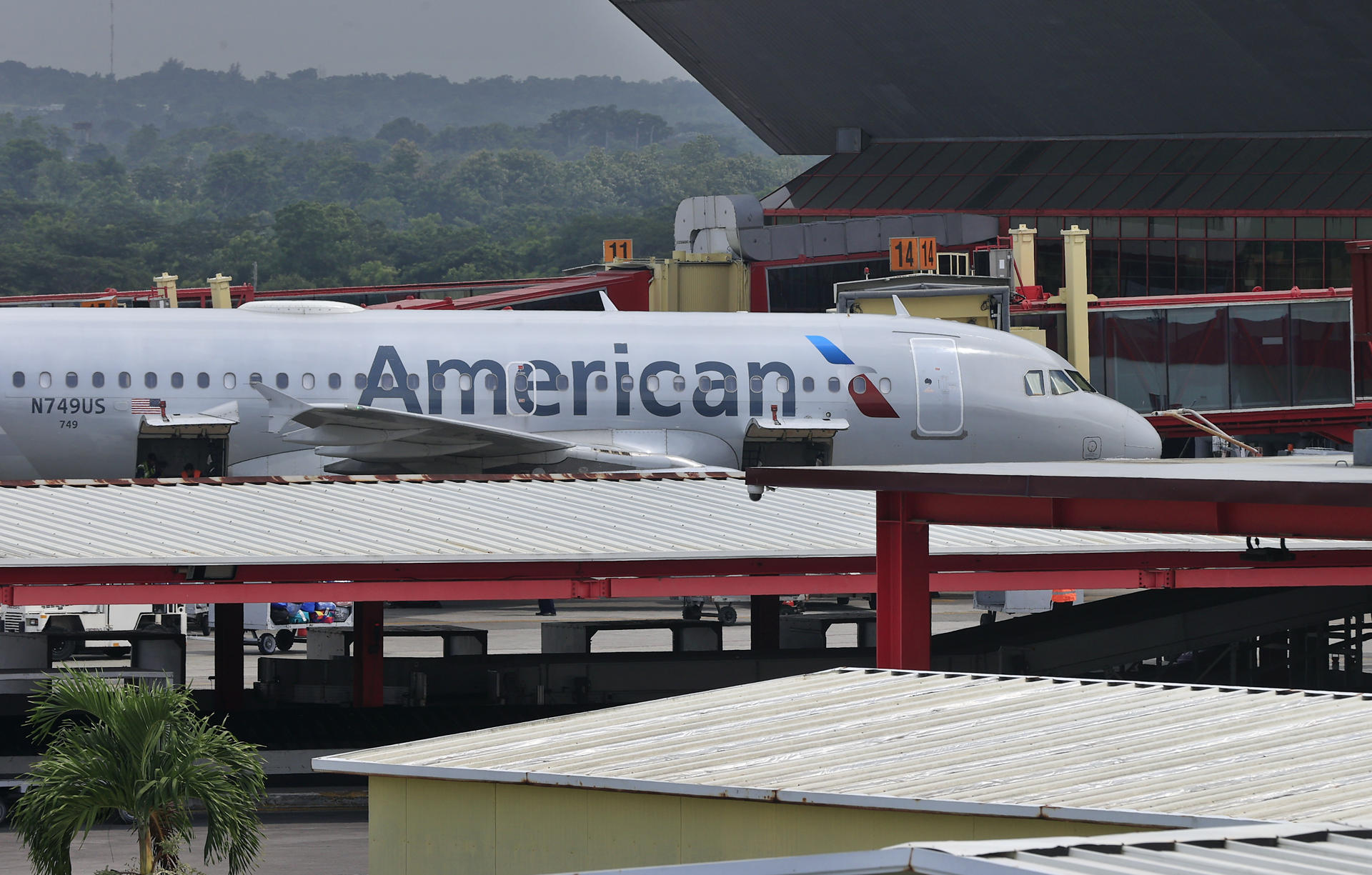 Fotografía que muestra un avión de la compañía American Air Line este sábado, en el aeropuerto de La Habana (Cuba). EFE/ Ernesto Mastrascusa