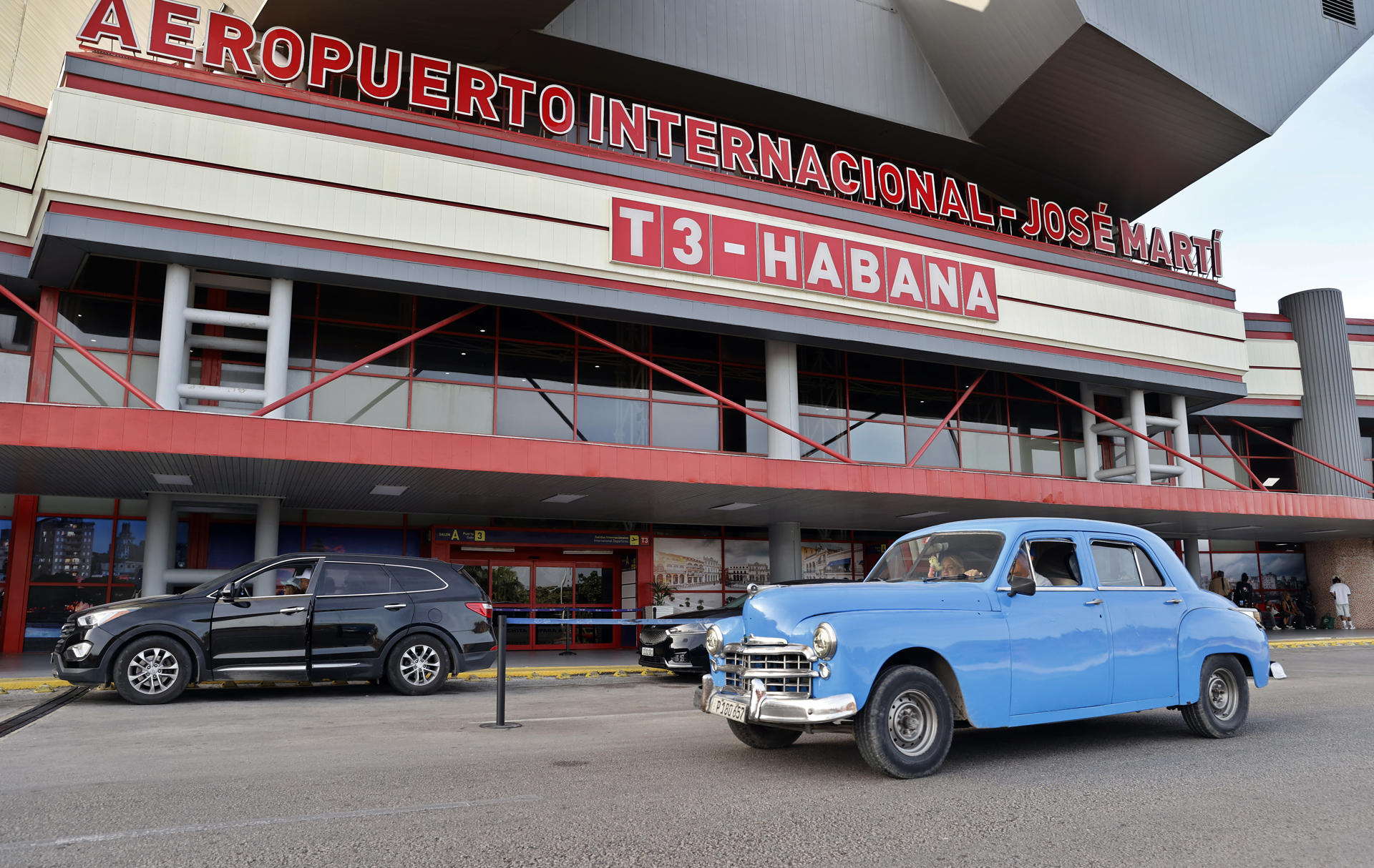 Fotografía que muestra la fachada de la terminar 3 del aeropuerto internacional José Martí este sábado, en La Habana (Cuba). EFE/ Ernesto Mastrascusa