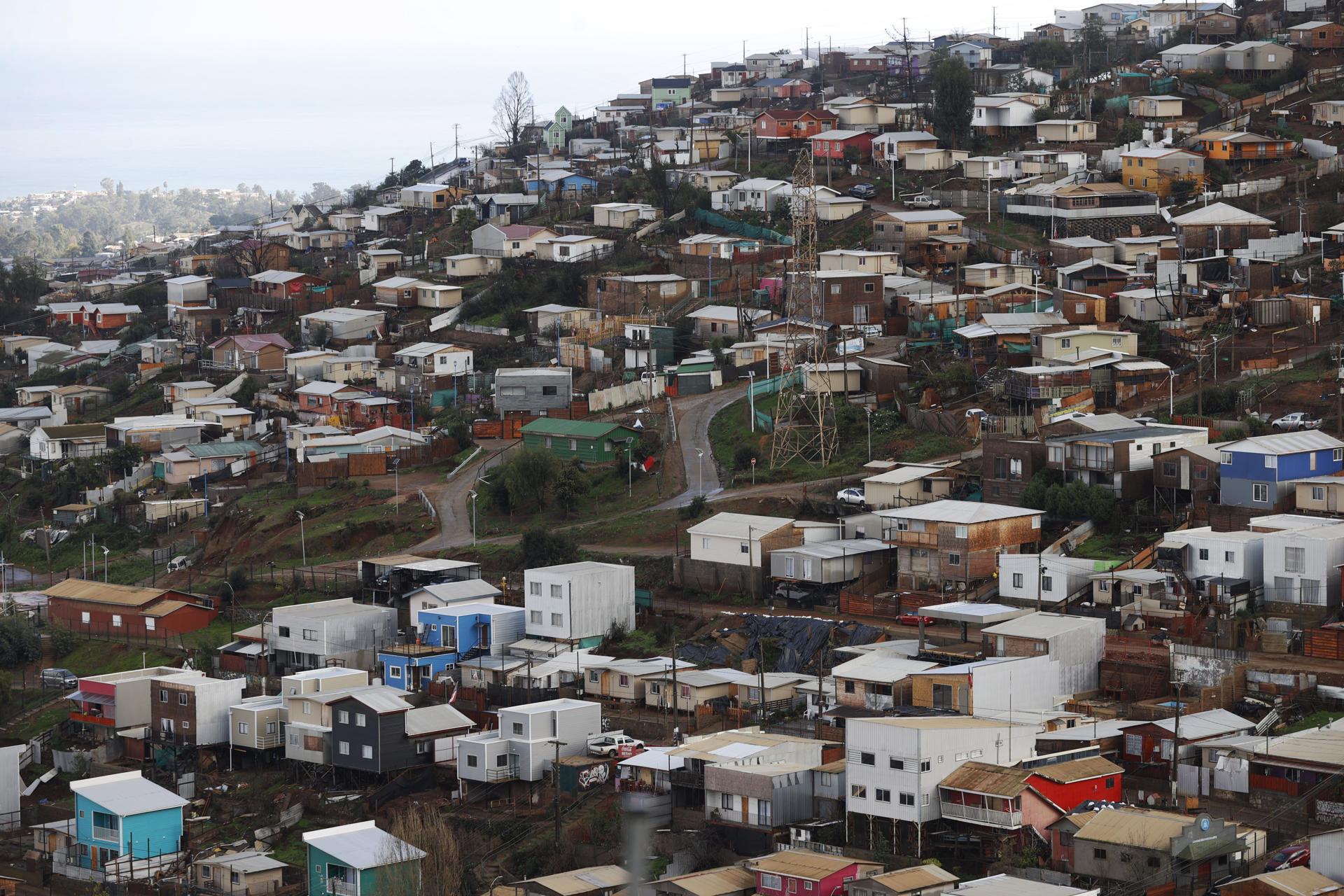 Fotografía que muestra viviendas en la población Manuel Bustos este sábado, en Viña del Mar, región de Valparaíso (Chile). EFE/ Elvis González