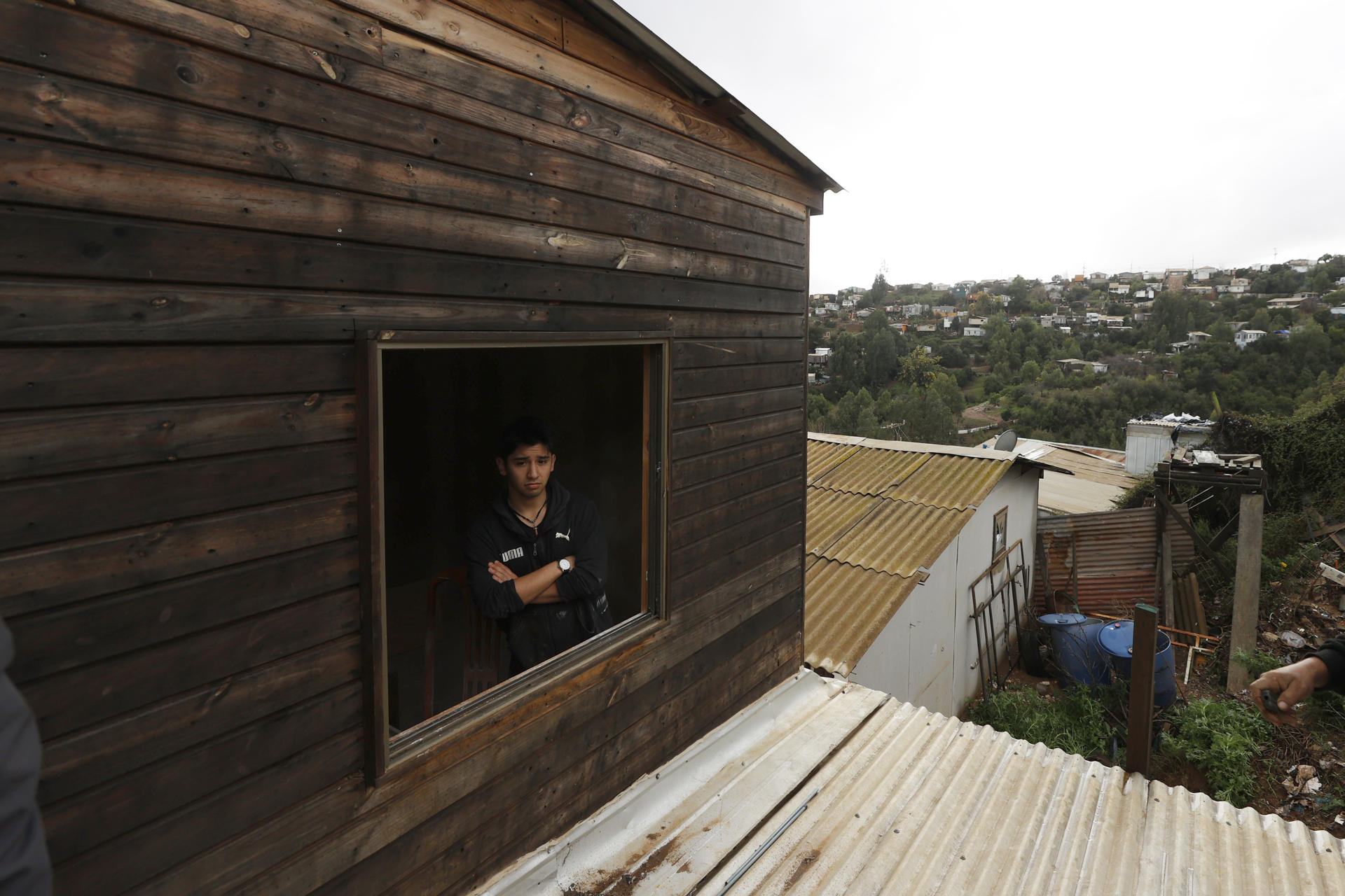 Una persona observa las afectaciones en su casa tras el paso del sistema frontal, este sábado en la población Manuel Bustos, Viña del Mar, región de Valparaíso (Chile). EFE/ Elvis González