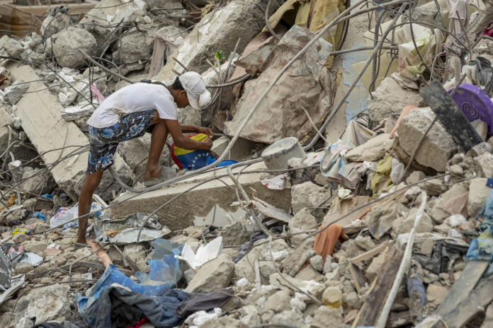 Una persona busca entre los escombros de edificios destruidos por terremotos en Caraballeda (Venezuela). EFE/ Miguel Gutiérrez
