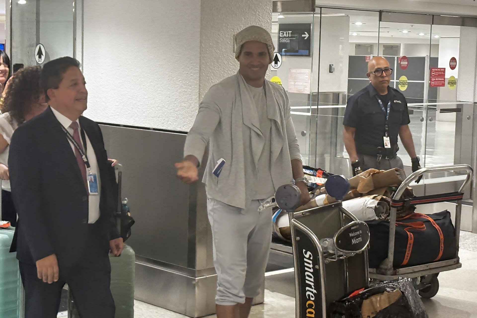 El artista plástico y opositor cubano Luis Manuel Otero Alcántara (c) llega este sábado a Miami tras recuperar la libertad en la isla y recibir un amparo migratorio de Estados Unidos, después de cinco años encarcelado en Cuba. EFE/ Pablo Urbón