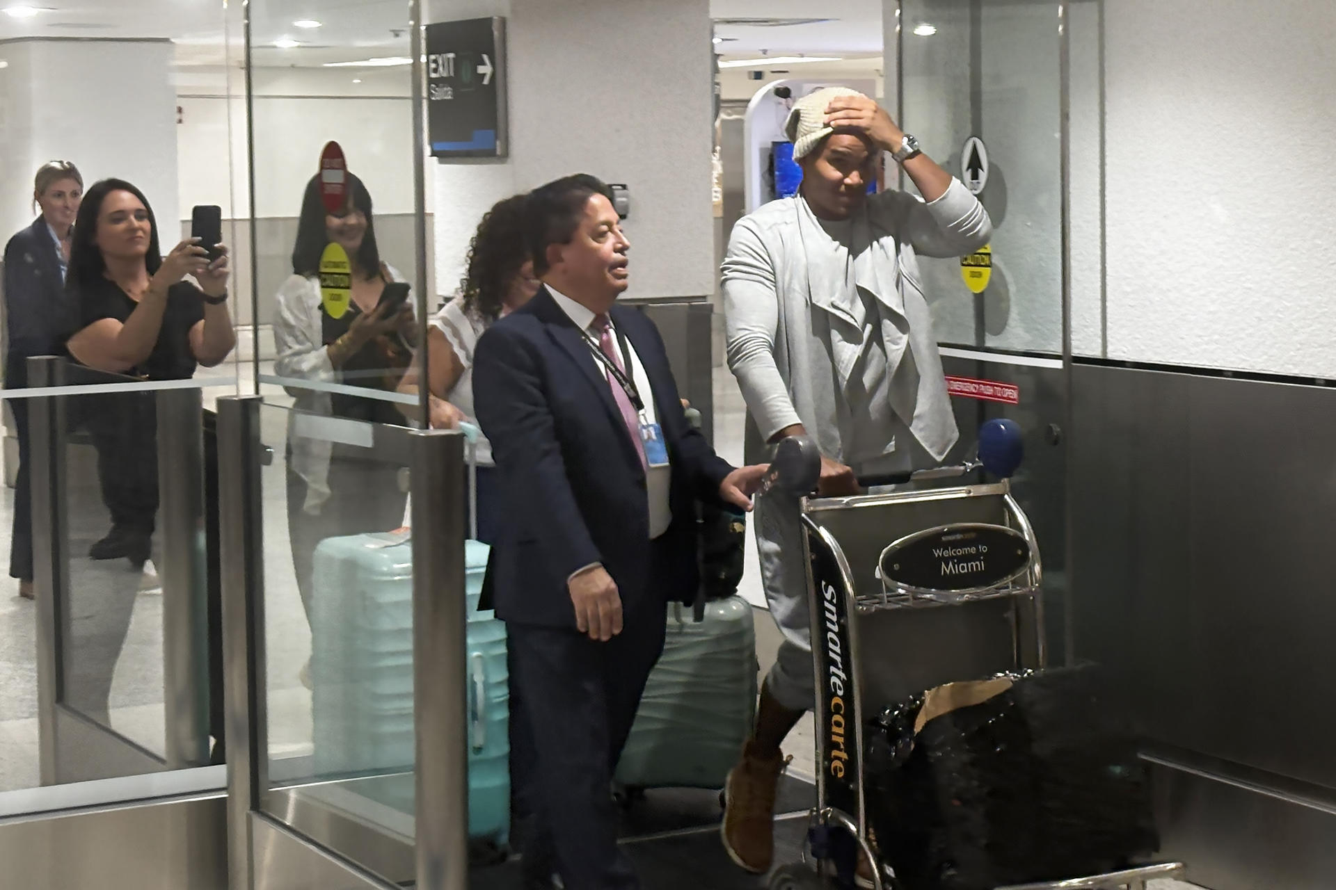 El artista plástico y opositor cubano Luis Manuel Otero Alcántara (d) llega este sábado a Miami, tras recuperar la libertad en la isla y recibir un amparo migratorio de Estados Unidos, después de cinco años encarcelado en Cuba. EFE/ Pablo Urbón